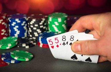 İki çift kombinasyonu olan poker kartları. Kumarbaz elini kapat ve poker masasında kağıt oyna.
