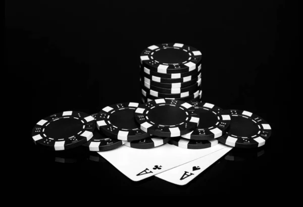 Poker Karty Jedním Párem Kombinace Kasinu Čipy Karty Černém Stole — Stock fotografie