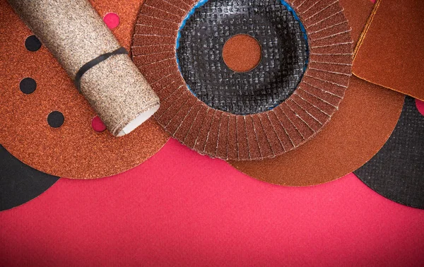 Temizlik ya da öğütme için kullanılan aşındırıcı aletler ve zımpara kağıdı seti. Sanayi araçları.