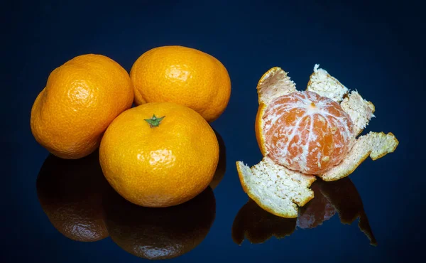 Heap Rijpe Gele Mandarijnen Mandarijnen Fruit Donkere Achtergrond Idee Clementines — Stockfoto
