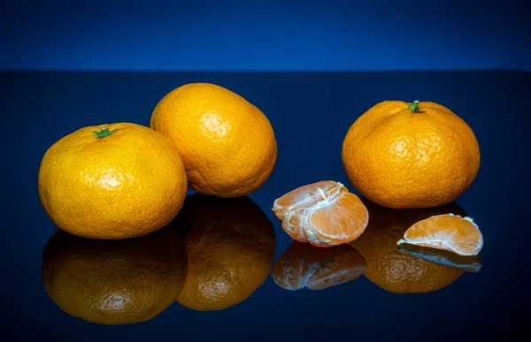 Rijp Gele Mandarijnen Mandarijnen Fruit Blauwe Achtergrond Idee Clementines Dieta — Stockfoto