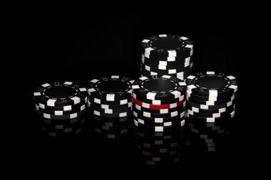 Siyah masada kazanmanın bir sonucu olarak elde edilen cips yığını. Başarılı kumarhane poker oyunu