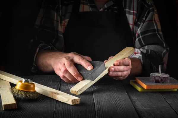 Professional Woodworker Cleans Wooden Plank Abrasive Tool Hands Builder Close — Stock Photo, Image