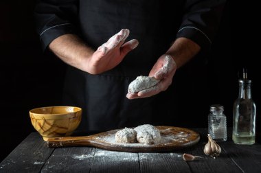 Restoranın mutfağında bir şefin elinden pirzola pişirmek. Lezzetli bir kahvaltı ya da öğle yemeği hazırlama fikri.