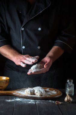 Şef restoran mutfağında kızarmadan önce pirzola hazırlar. Lezzetli bir öğle yemeği ya da akşam yemeği yapma fikri.