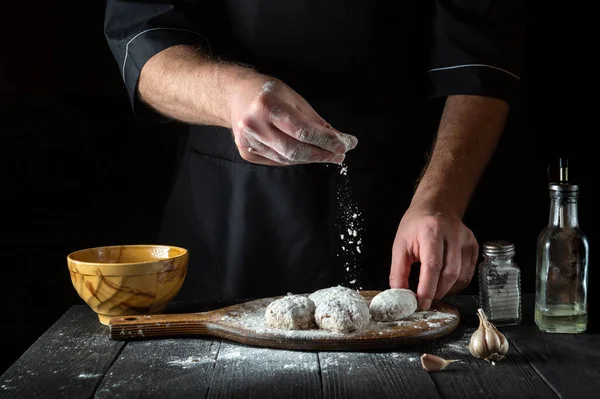 Koken Koteletten Door Handen Van Een Chef Kok Het Restaurant — Stockfoto