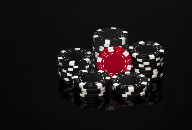 Siyah masada kazanmanın bir sonucu olarak elde edilen bir yığın fiş. Başarılı kumarhane poker oyunu