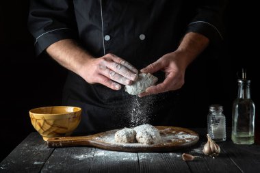 Restoranın mutfağında bir şefin elinden pirzola pişirmek. Lezzetli bir kahvaltı ya da öğle yemeği hazırlama fikri.
