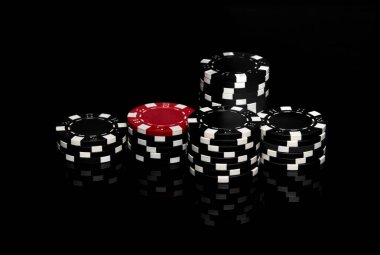 Siyah masada kazanmanın bir sonucu olarak elde edilen bir yığın fiş. Başarılı kumarhane poker oyunu.