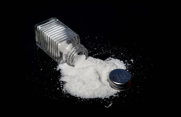 Heap Salt Från Saltshaker Svart Bakgrund Begreppet Överdrivet Saltintag Som — Stockfoto