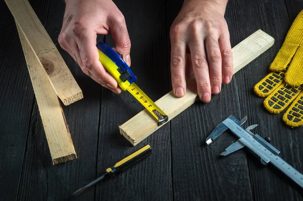 Falegname Professionista Falegname Utilizza Nastro Costruzione Misurare Lunghezza Pezzo Legno — Foto Stock