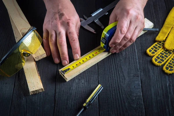 Carpintero Carpintero Utiliza Una Cinta Construcción Para Medir Longitud Trozo — Foto de Stock
