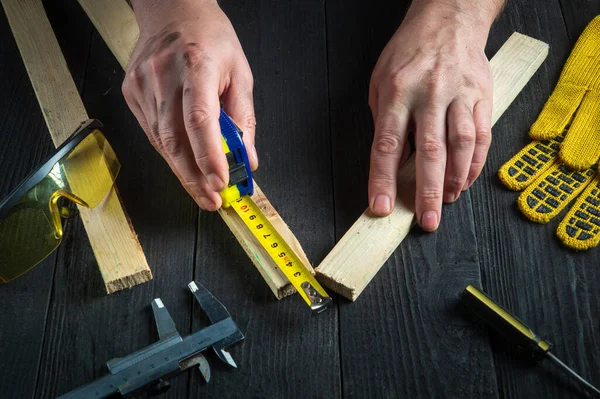 Carpintero Carpintero Profesional Utiliza Una Cinta Construcción Para Medir Longitud — Foto de Stock