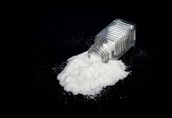 Hill Salt Från Salt Shaker Svart Bakgrund Begreppet Överdrivet Saltintag — Stockfoto