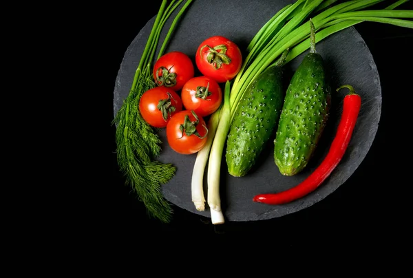 Zestaw Świeżych Sałatek Warzywnych Czerwone Pomidory Zielona Cebula Ogórkiem Czarnej — Zdjęcie stockowe