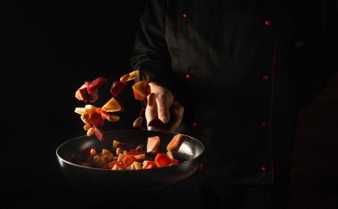 Vejetaryen diyeti için şefin tavasında taze sebze pişirmek. Otel ya da restoran reklamı için yer.