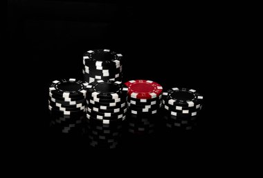 Yığın çipleri siyah masada kazanıldı. Kumarhane poker oyununda başarılı.