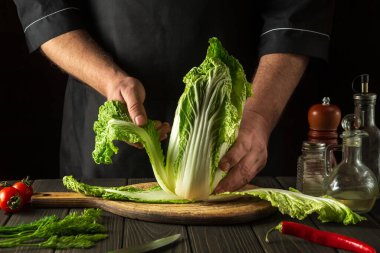 Napa lahana salatası hazırlığı. Restoranın mutfağında çalışırken yemek yapmak. Diyet kahvaltı mı akşam yemeği mi?