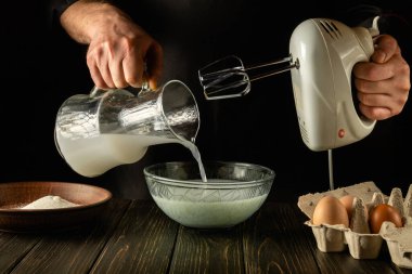 Şef elektrikli el mikseri kullanarak mutfakta süt ve yumurtalarla lezzetli bir akşam yemeği hazırlıyor. Aşçı, Poloko 'yu derin bir tabağa koyar. Otel için lezzetli tarif menüsü