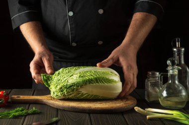 Napa lahana salatası hazırlığı. Lokanta mutfağında çalışırken aşçı. Diyet kahvaltı mı akşam yemeği mi?.