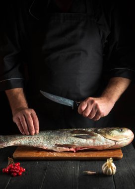 Profesyonel şef gümüş sazan balığı hazırlar. Tatil için balık yemi hazırlıyorum.