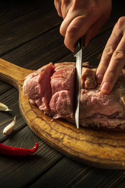 Kook Snijdt Vlees Met Een Mes Voor Het Bakken Specerijen — Stockfoto