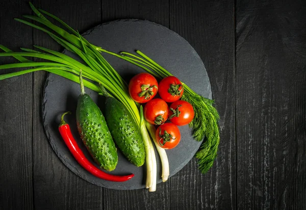 Kuchnia Wegetariańska Zestaw Świeżych Sałatek Warzywnych Czerwone Pomidory Zielona Cebula — Zdjęcie stockowe