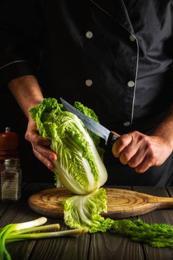 Şef mutfakta Napa lahana salatası hazırlıyor. Diyet kahvaltı ya da akşam yemeği fikirleri.