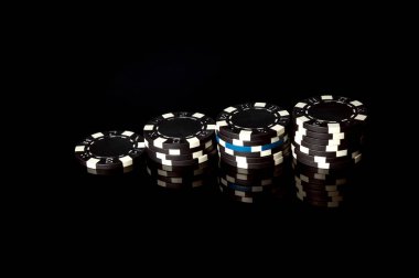 Kazanılan siyah çipler. Kumarhanede başarılı bir kombinasyon. Poker kulübünde şans veya servet.
