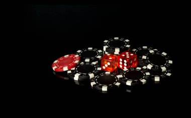 Zar ve cips, kumar oynarken kazanıldı. Oyunun ana fikri siyah bir arkaplan ve reklam alanı.
