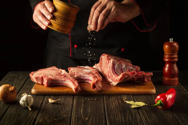 Chef Polvilha Costelas Cruas Com Sal Conceito Cozinhar Comida Deliciosa — Fotografia de Stock