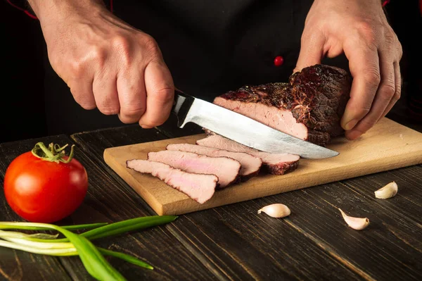 Şefin sulu bifteğini pişiriyorum. Siyah arka planda, metin menüsü veya tarifi için kopyalama alanı var.