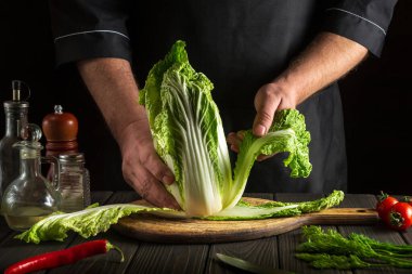 Şef mutfakta Napa lahana salatası hazırlıyor. Diyet kahvaltı mı akşam yemeği mi?.