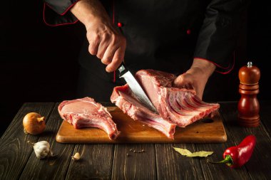 Bir kasap et yemeği hazırlamadan önce pirzola keser. Avrupa mutfağı. Otel Tarifi Fikri.