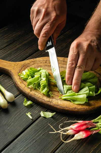 Evde salata ve turp salatası yap. Bir şefin elleriyle bıçakla kes..