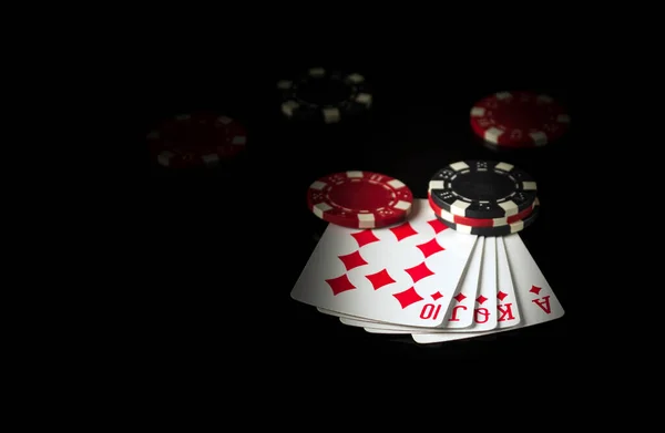 Игральные Карты Черном Столе Выигрышной Комбинацией Королевского Флеш Покера Фишками — стоковое фото