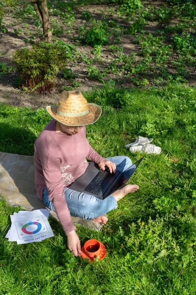 Freelancing Outdoors Garden Woman Laptop Works Lawn Idea Effective Business — Fotografia de Stock