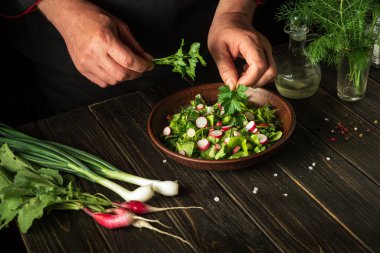 Mutfakta bir şefin elinden taze sebze salatası pişirmek. Vejetaryen mutfağı