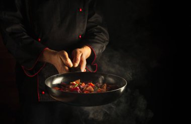 Şef sıcak tavayı buharla tutuyor. Reklam alanı olan bir otel için Asya yemekleri fikri