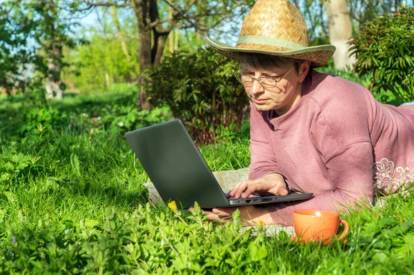 Mujer Con Gafas Sus Treinta Años Trabaja Con Ordenador Portátil — Foto de Stock