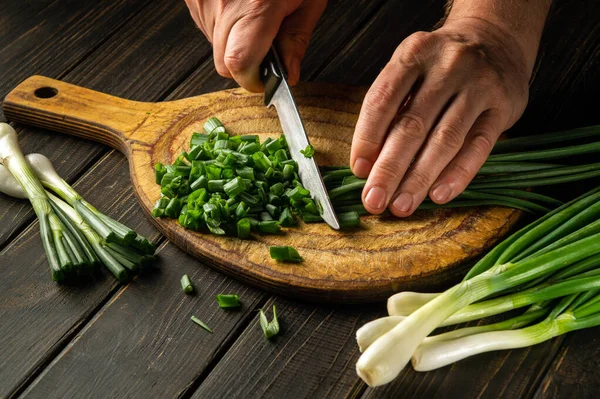 Cortar Cebollas Verdes Una Tabla Cortar Con Cuchillo Para Cocinar — Foto de Stock