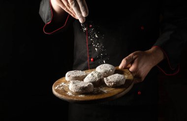 Şef kesme tahtasındaki pirzolalara un serpiyor. Hamburger için köfte hazırlıyorum. Reklam için boş alan