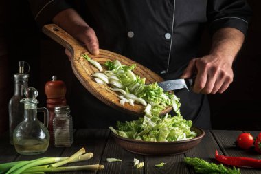 Şef Napa lahana salatası hazırlığı. Restoranın mutfağında çalışırken yemek yapmak. Diyet kahvaltı mı akşam yemeği mi?.