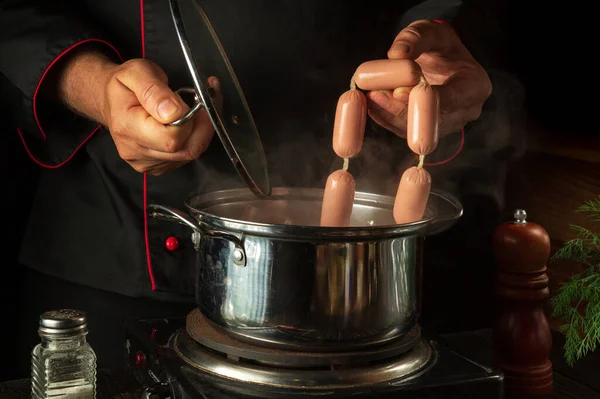 Cook Met Saucisse Vienne Dans Une Casserole Environnement Travail Dans — Photo