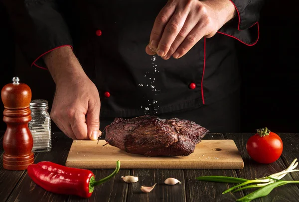 Chef Polvilhe Carne Vaca Assada Com Sal Conceito Cozinhar Comida — Fotografia de Stock