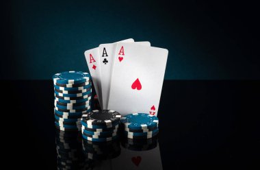 Kağıt oynayan üç as ile başarılı bir galibiyet. Poker oyunu aynı türden ya da aynı kombinasyonda.