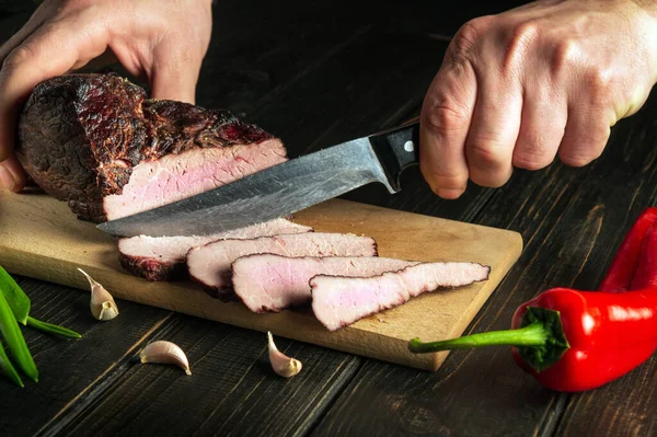 Chef Corta Carne Assada Uma Tábua Corte Madeira Antes Jantar — Fotografia de Stock