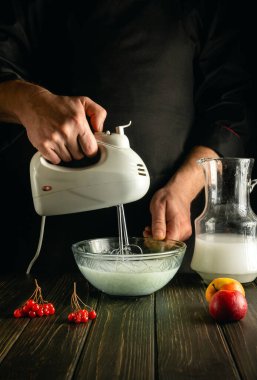 Şefin elinden ferahlatıcı içecek ya da ananas suyu ve meyveli kokteyl hazırlamak için elektrikli el mikseri kullanmak.