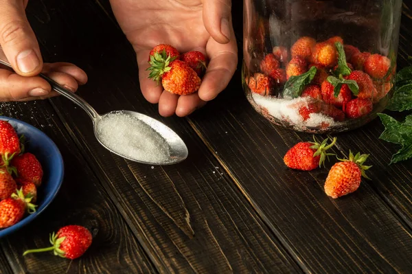 Prima Preparare Una Dolce Composta Fragole Fresche Menta Necessario Aggiungere — Foto Stock