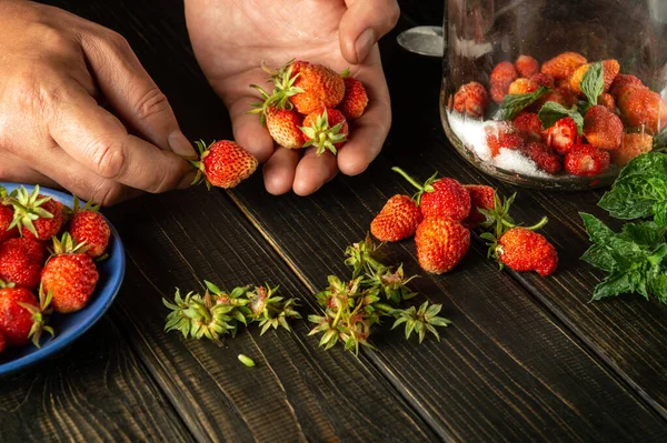 Primo Piano Mani Chef Selezionando Tra Fragole Fresche Sul Tagliere — Foto Stock